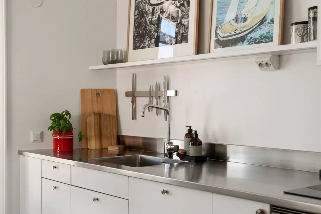 Cuisine - Studio Apartment with High Ceilings in Roslags Näsby