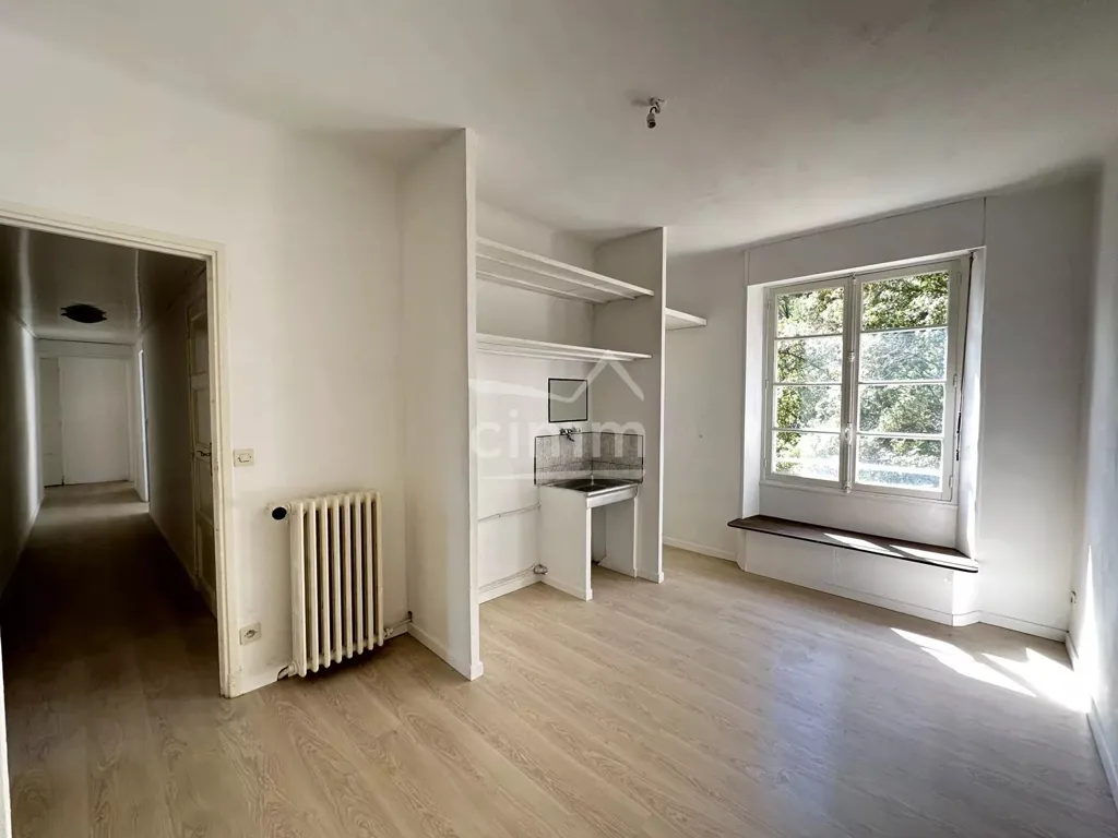 Rooms - Spacious Apartment with Balcony in Town Centre
