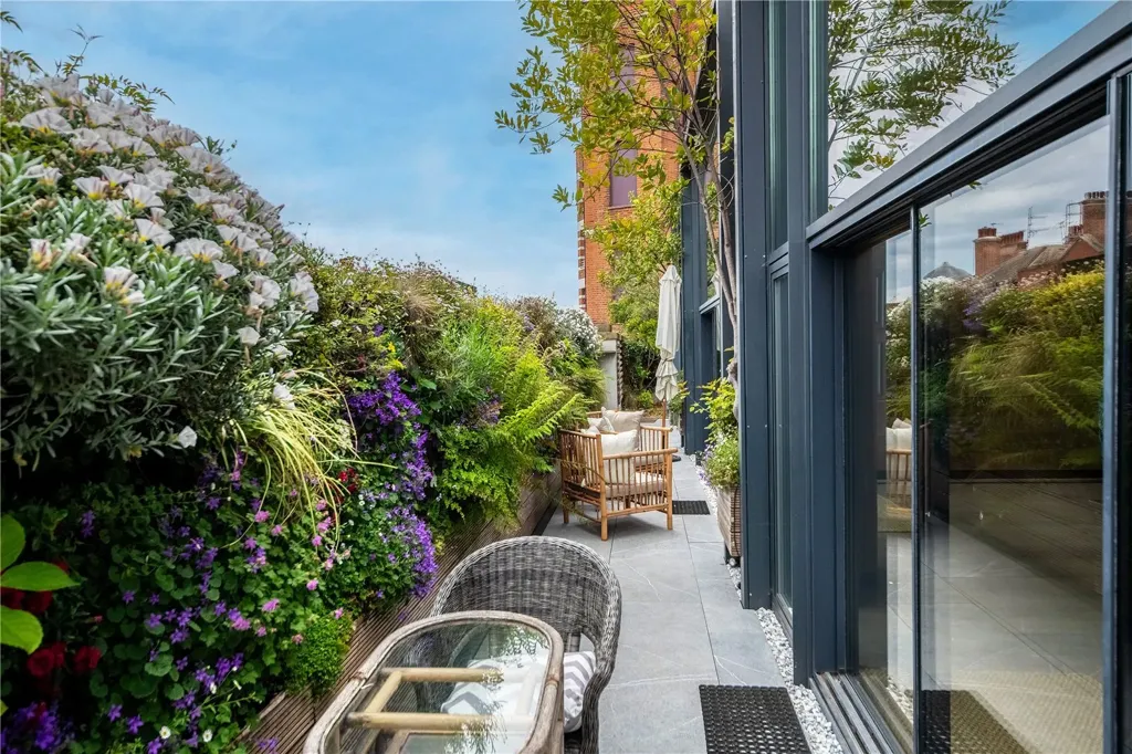 Terrace - 3-bedroom property in London