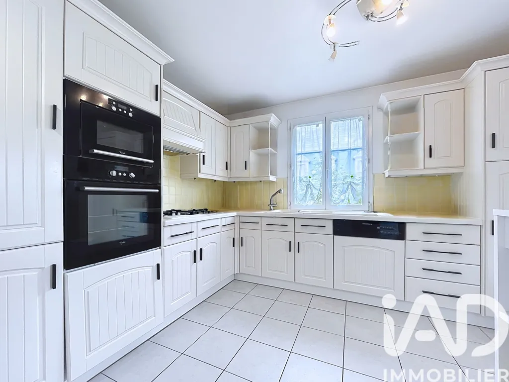 Kitchen - Duplex Apartment with Terrace in Emerainville