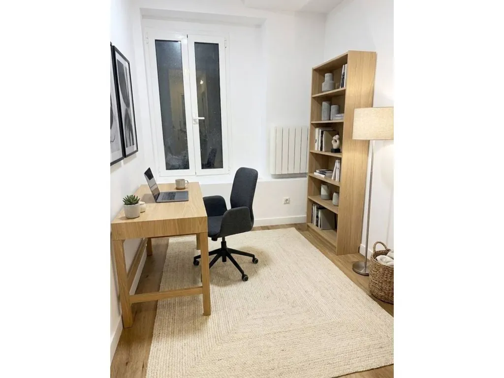 Bureau - Reformed Flat with Balcony in Bilbao's Old Town