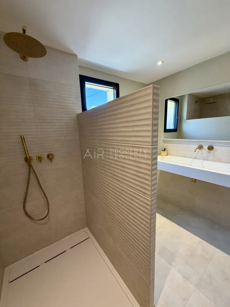 Salles de bain - Villa Rénovée avec Piscine à Cadenet