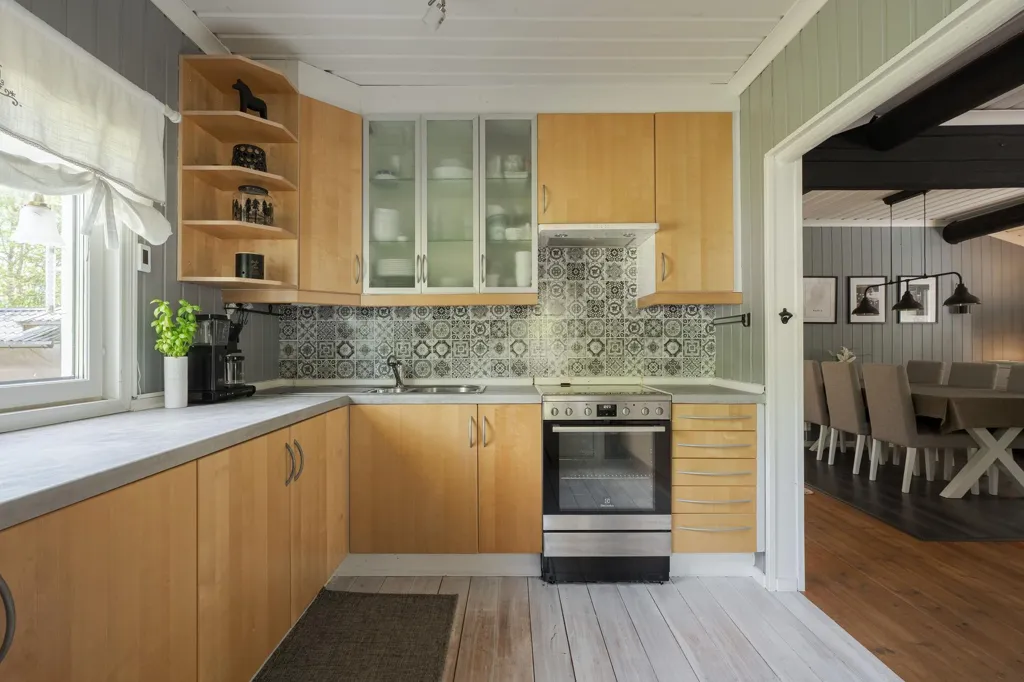 Köök - Charming Seafront Home with Open Plan in Tranquil Setting