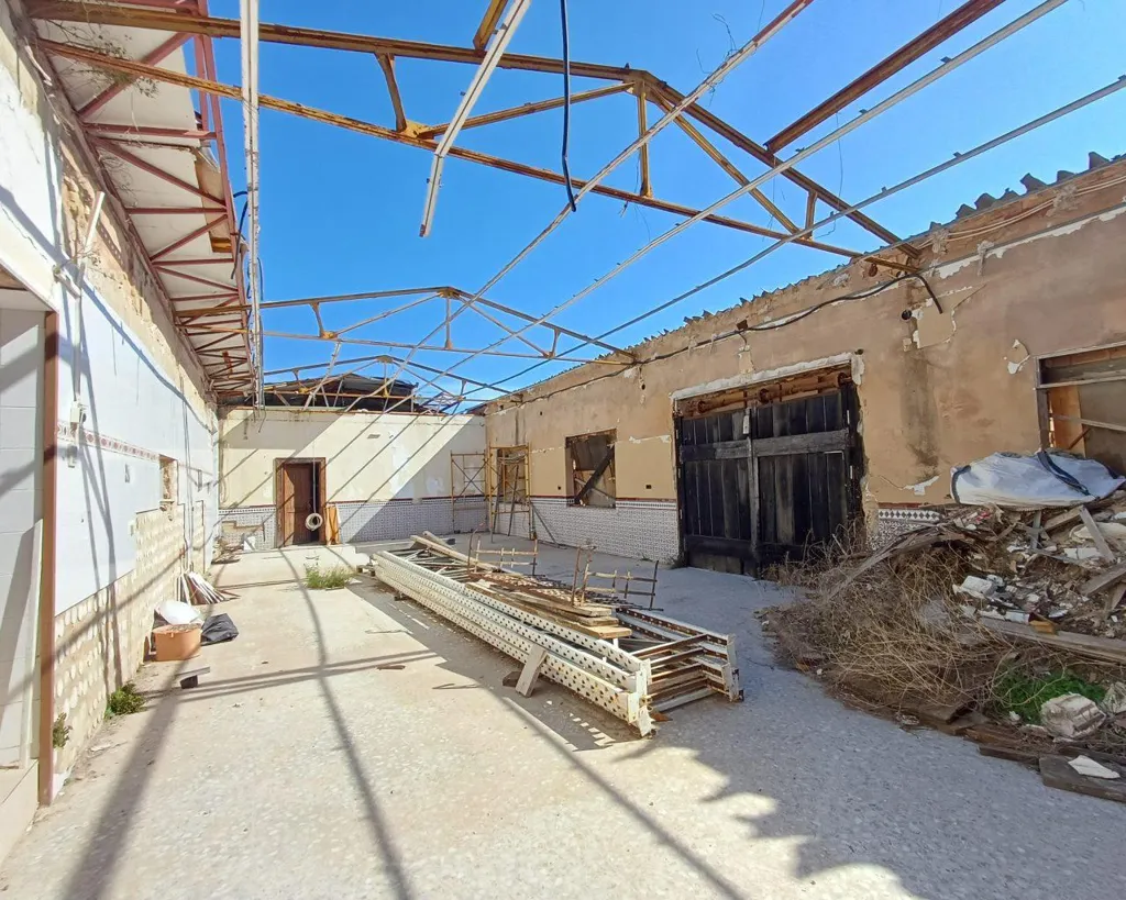 Jardin - Country Property with Hostel Potential in Oliva