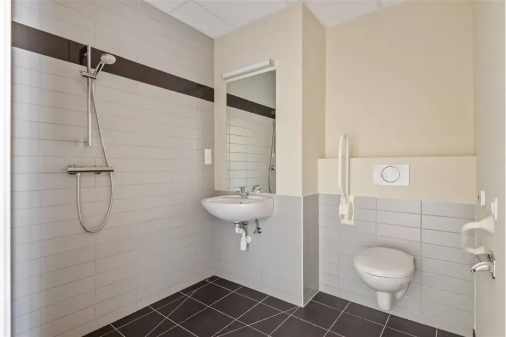 Salles de bain - Appartement avec Vue Est et Garage à Grobbendonk