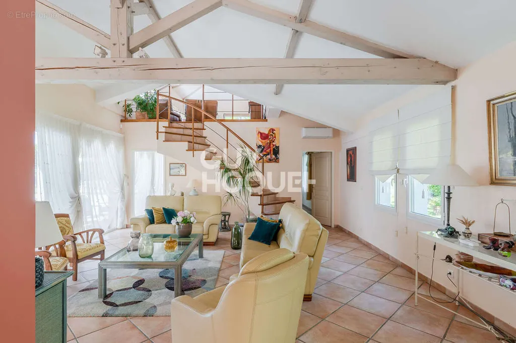 Elutuba - Architectural Villa with Pool on Rochetaillée Heights