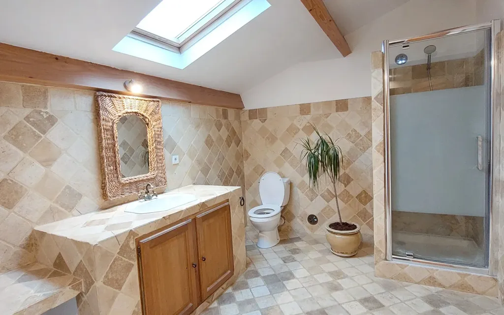 Salles de bain - Maison T4 avec Terrasse et Garage à Villeneuve