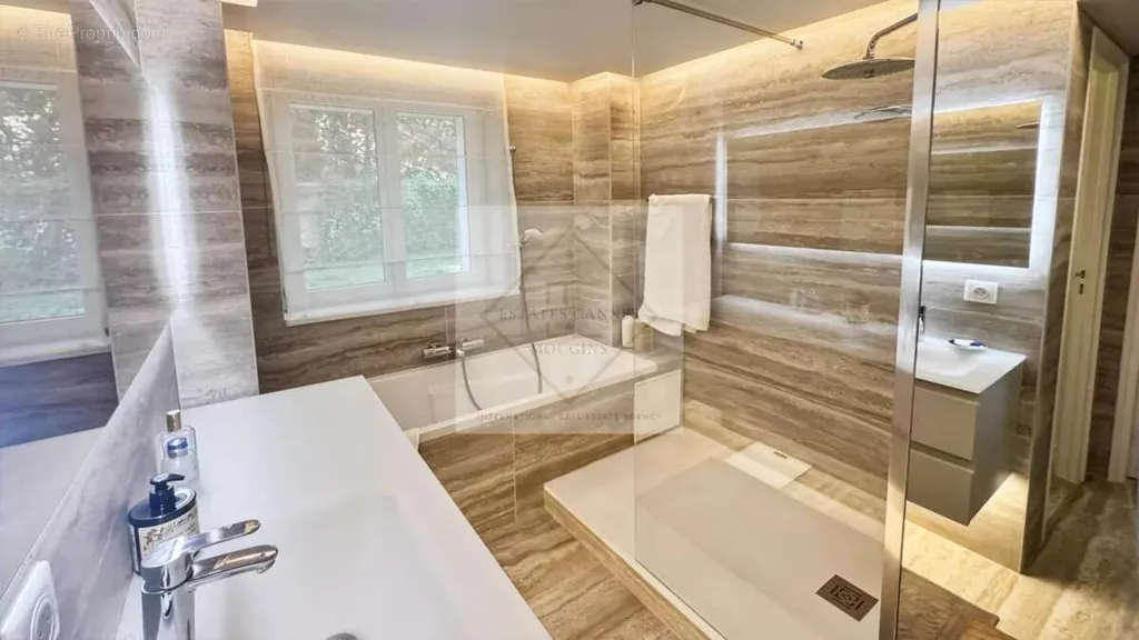 Salles de bain - Maison de Ville avec Piscine à Cannes