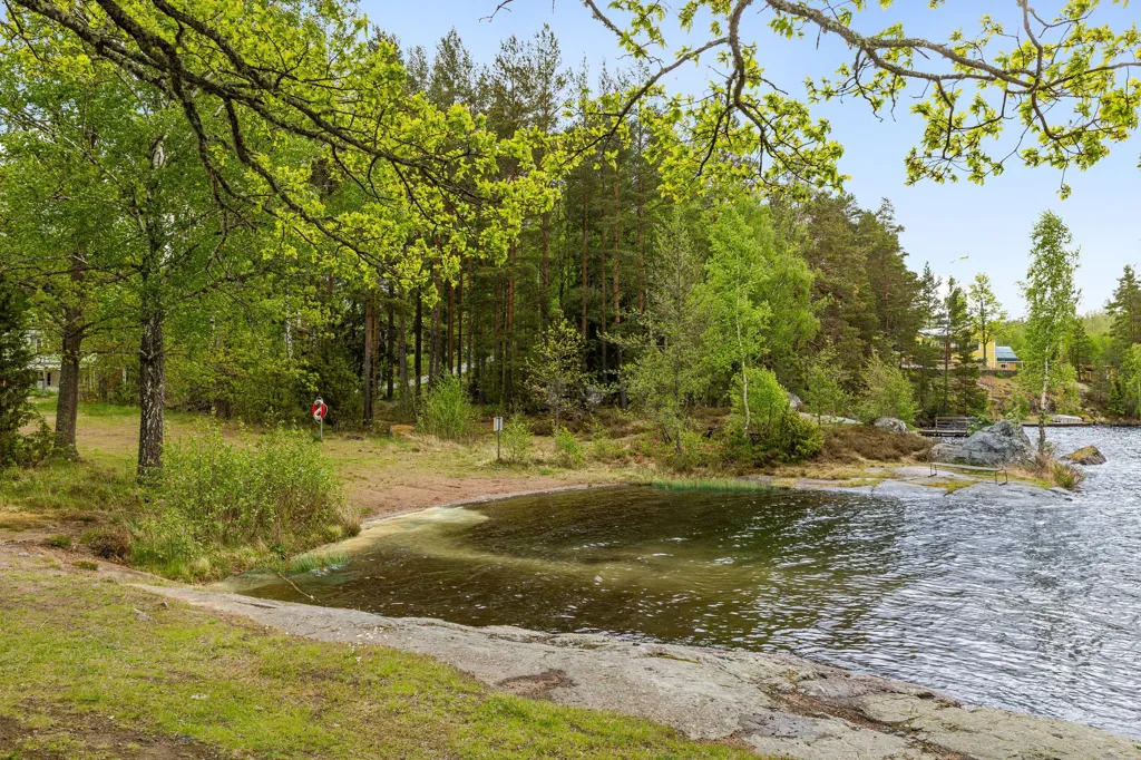 Aed - Charming Cottage with Lake View in Virserum