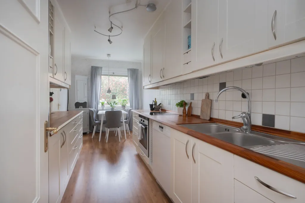 Küche - Bright Apartment with Balcony near Stuvsta Centre