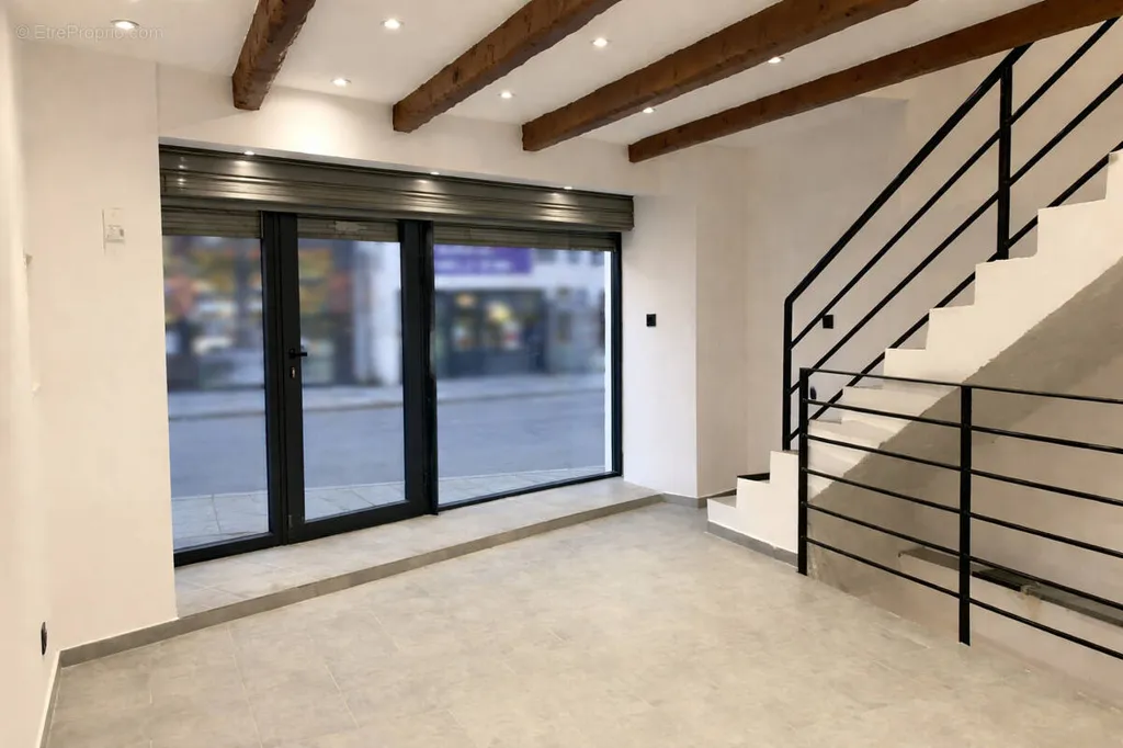 Pièces - Local Commercial Rénové à Marseille 3e