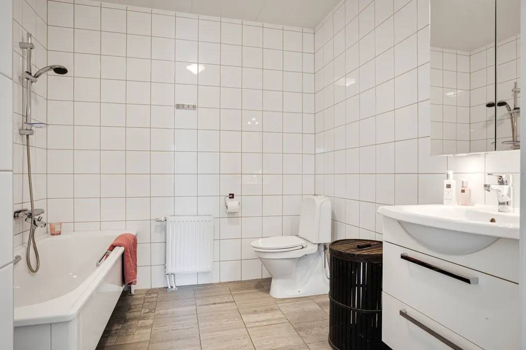Salles de bain - Modern Parhouse with Garden in Mölnlycke