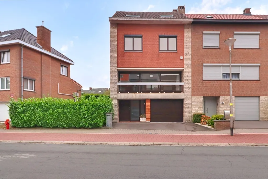 Exterior - Split-Level House with Garden in Quiet Neighbourhood