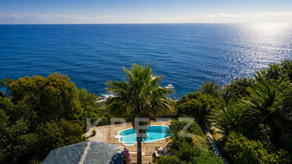 Vue aérienne - Villa Pieds dans l'eau avec Crique Privée à Erbalunga