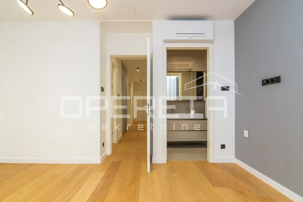 Entrée - 4-Room Apartment with Cathedral View in Centar
