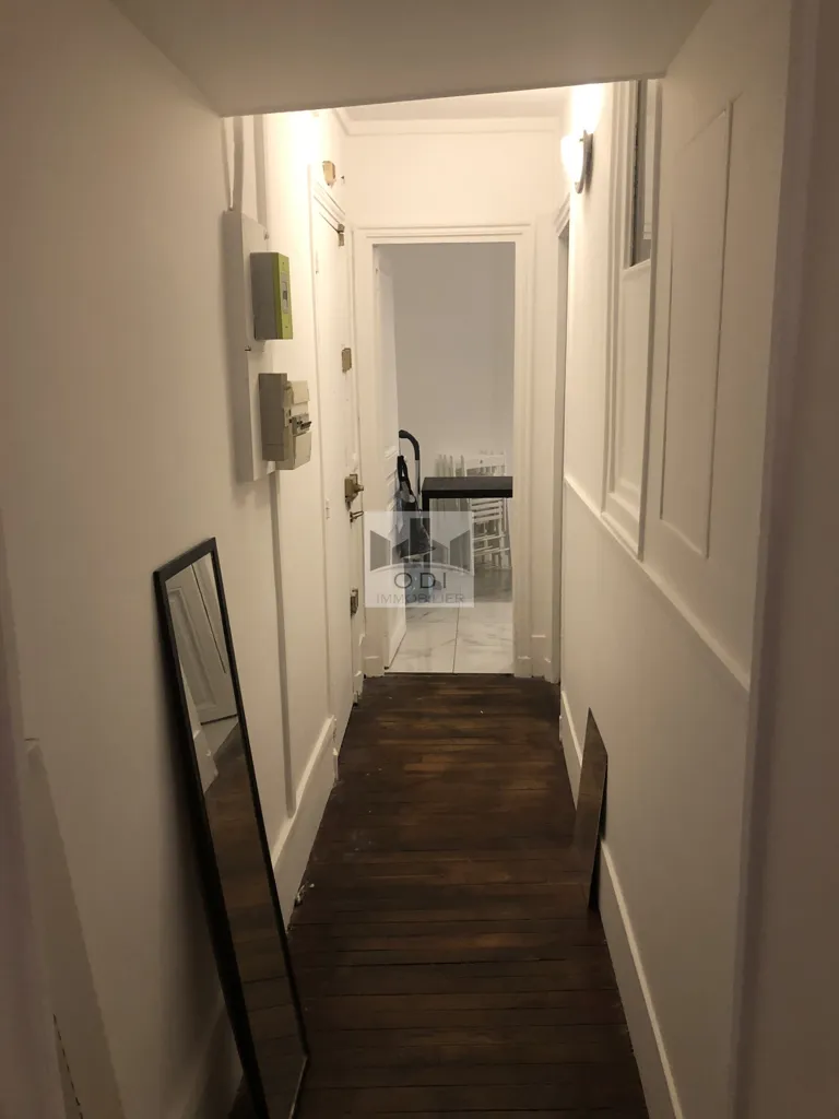Entrée - Studio Meublé dans Immeuble Ancien à Paris