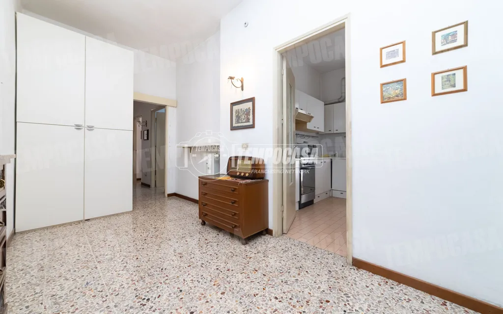 Esik - Central Trilocale with Balcony in Torre Boldone