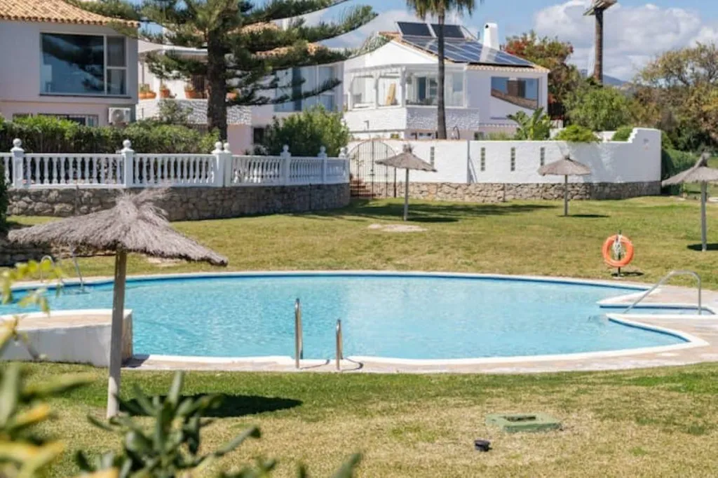 Piscine - Seaside Villa with Private Beach in Estepona