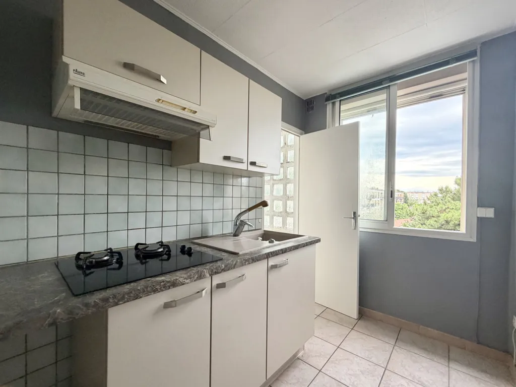 Köök - 4-Piece Apartment with Balcony in Tarascon