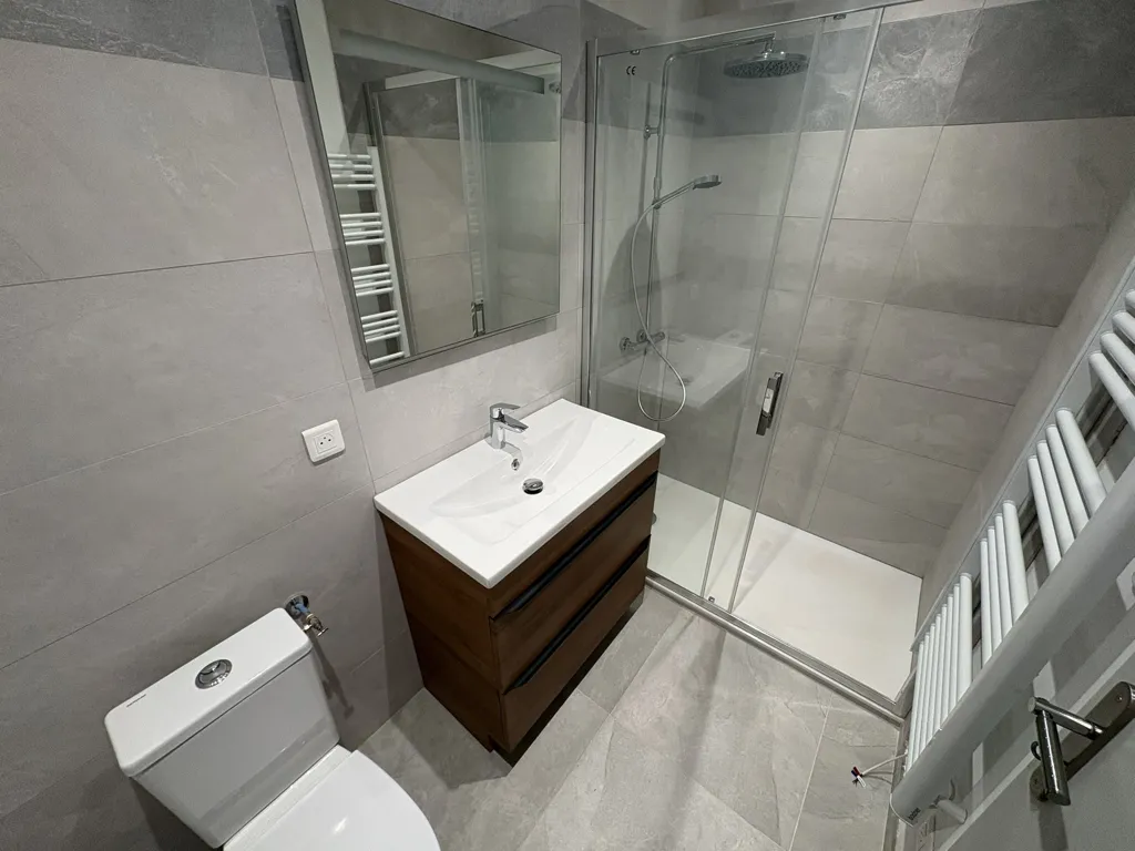 Bathrooms - Refurbished Flat with Terrace in Auch