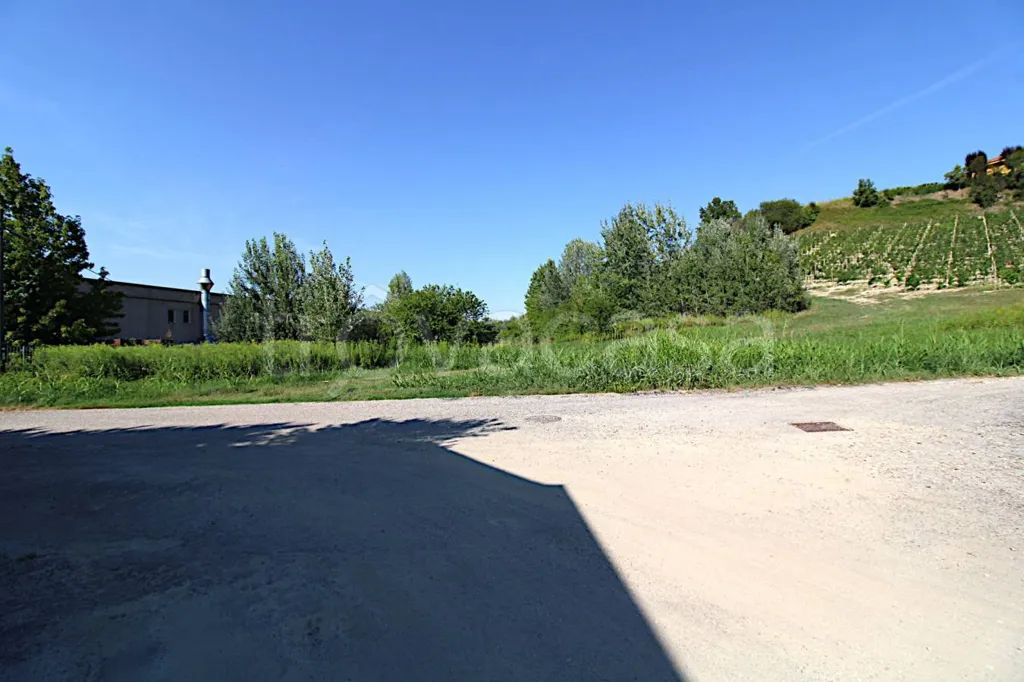 Aed - Buildable Industrial Plot in Monteu Roero
