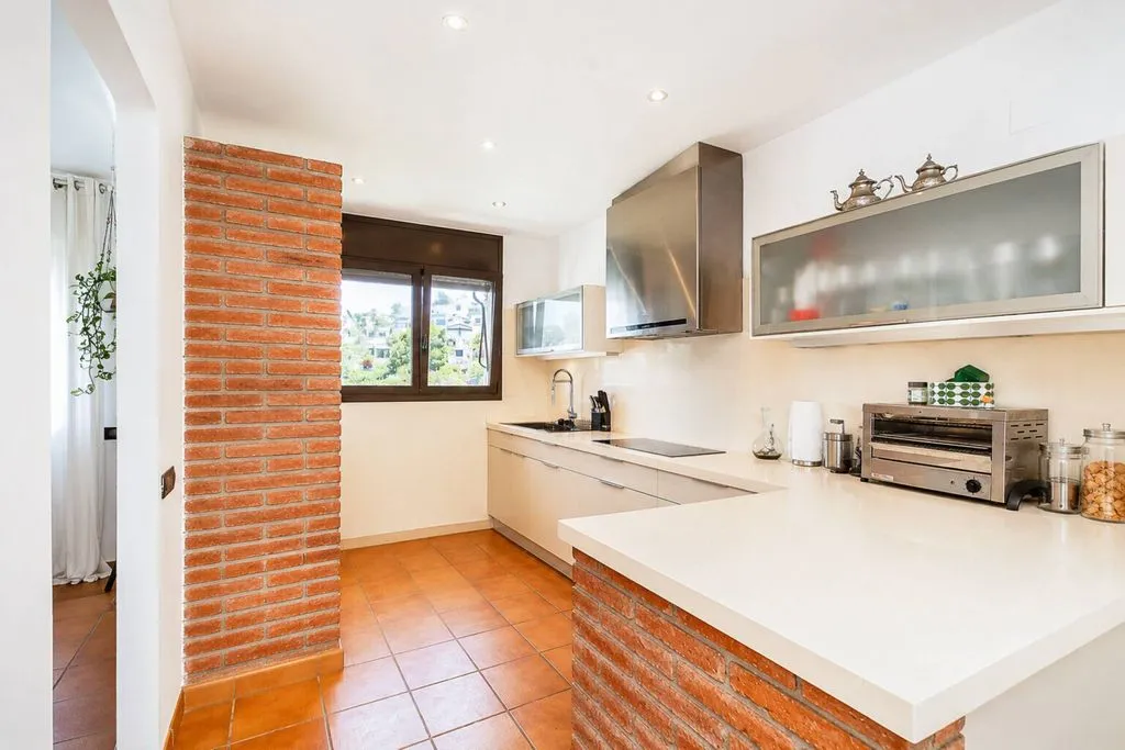 Cuisine - Contemporary 5-Bedroom House with Pool in Sitges