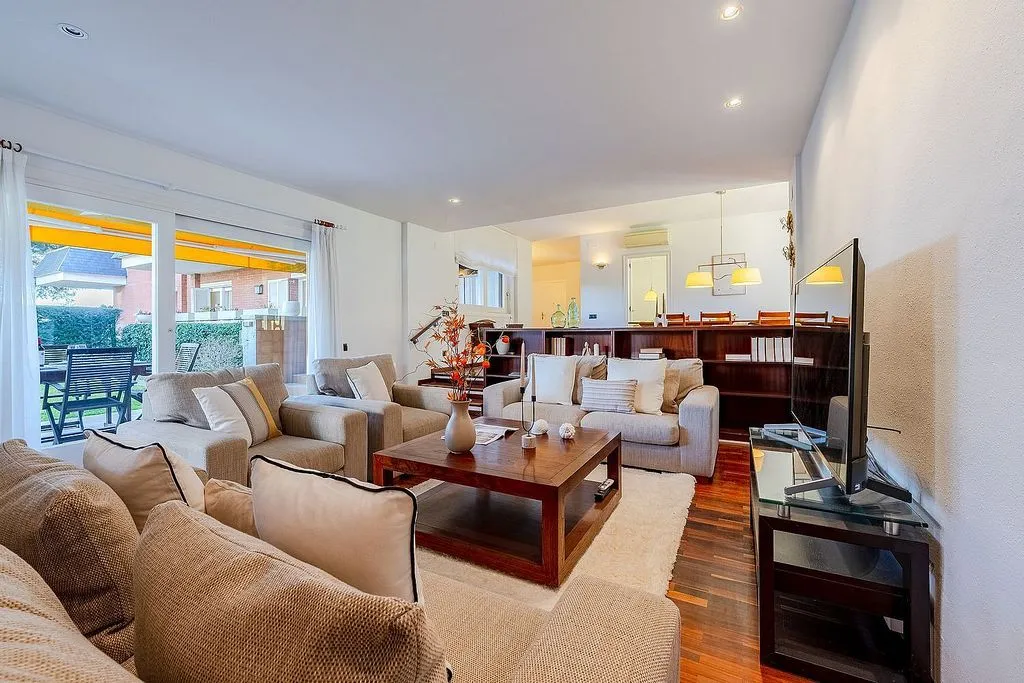 Elutuba - Apartment with Pool in Les Lloses Urbanisation