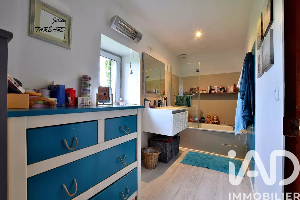 Bathrooms - Charming Longère with Equestrian Facilities in Manthelan