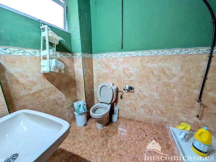Vannitoad - Commercial Building with Terrace in Linares