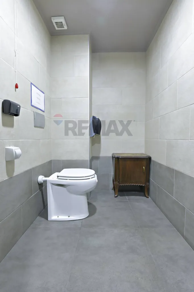 Salles de bain - Bar with Outdoor Seating in Desio