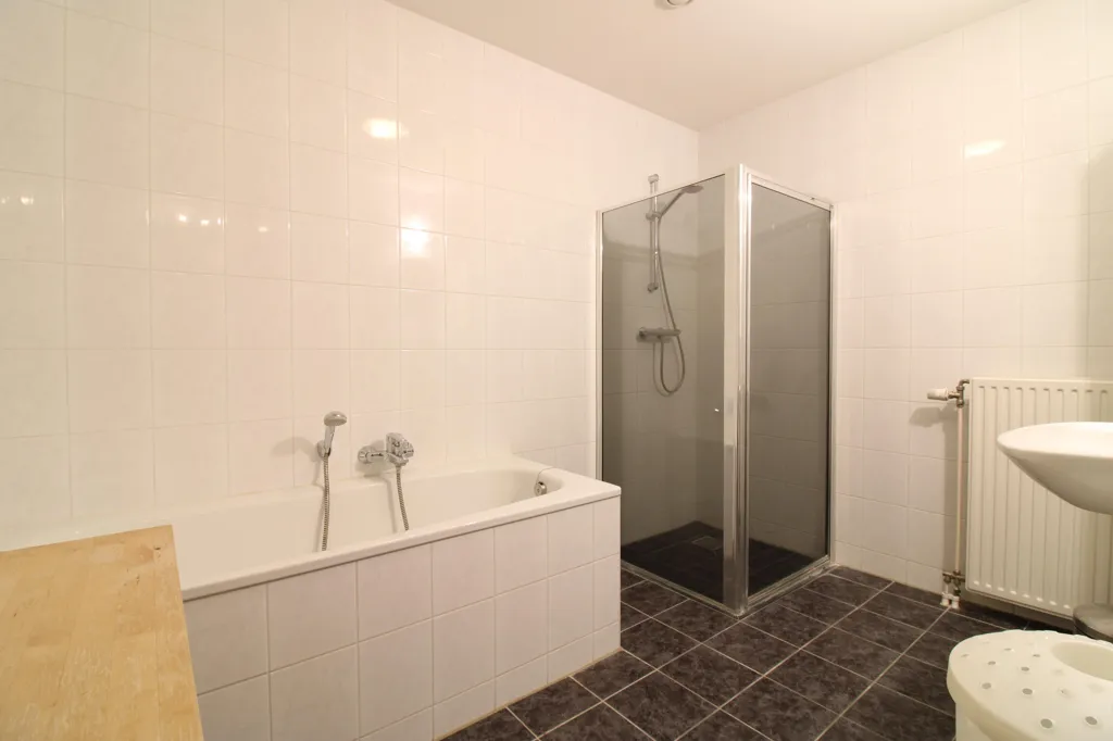 Salles de bain - 3-Bedroom Apartment with Wilhelminaplein View in Eindhoven