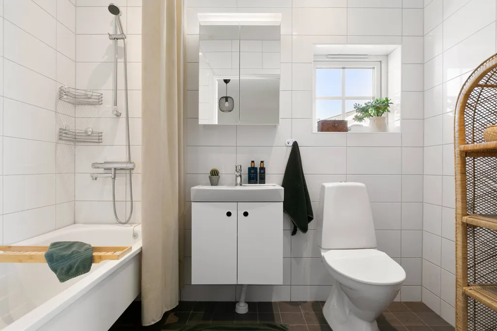 Bathrooms - Modern Bungalow with Garden in Säljan