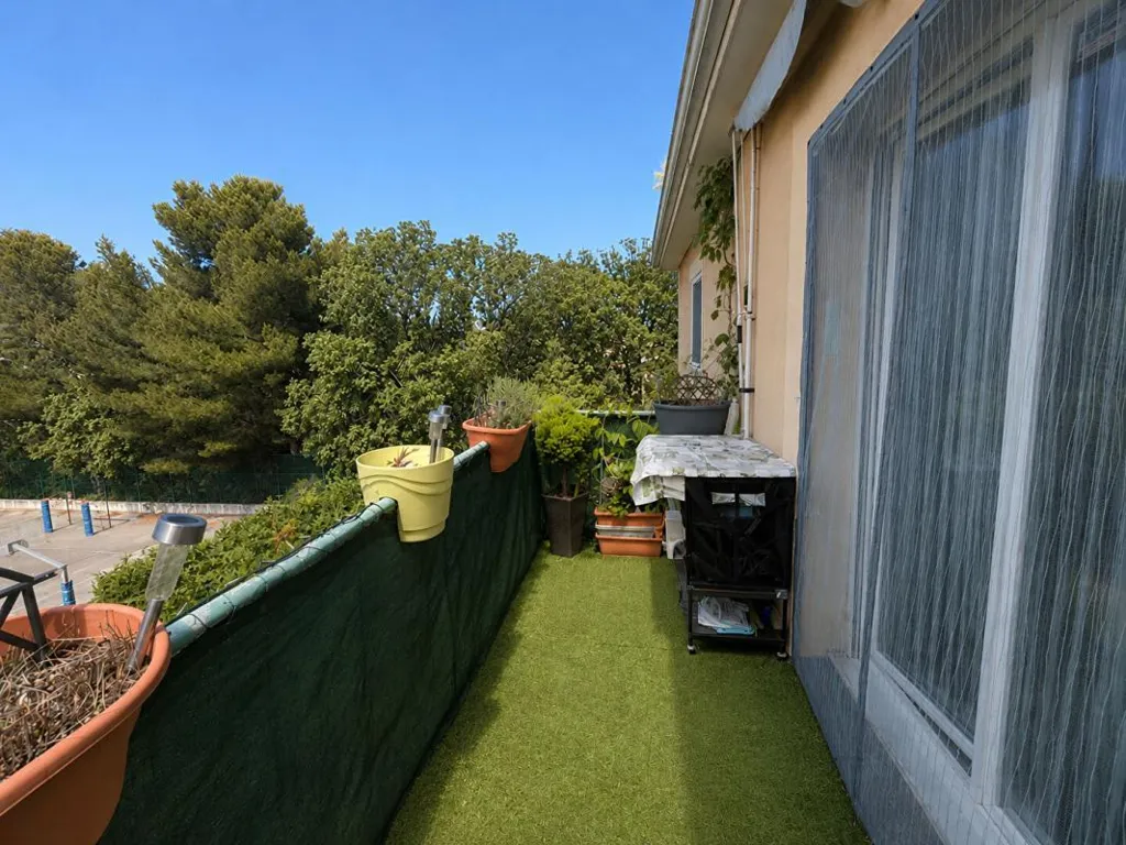 Terrass - 3-Bedroom Flat with Parking in Vitrolles