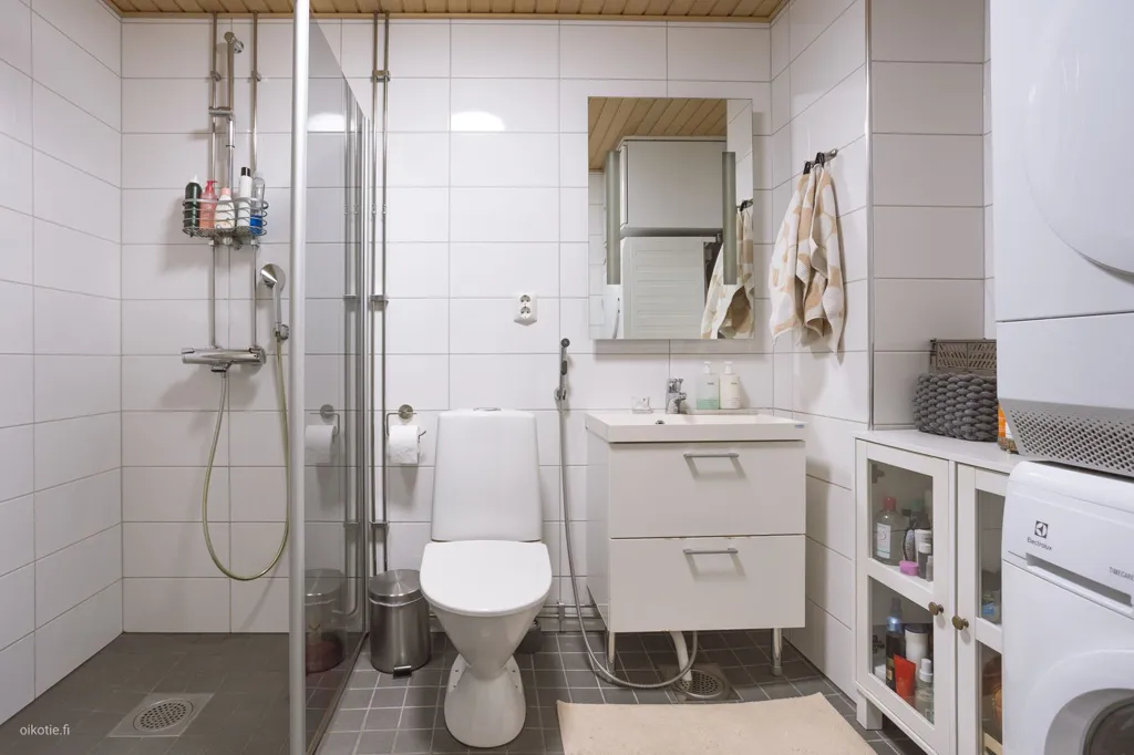 Salles de bain - Scandinavian-Style City Flat with Balcony in Vaasa