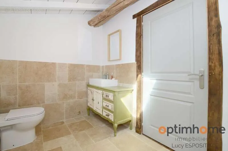 Salles de bain - Ferme Rénovée avec Grand Jardin à Cherves-Châtelars