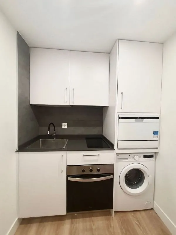 Köök - Furnished Studio with Balcony in Embajadores