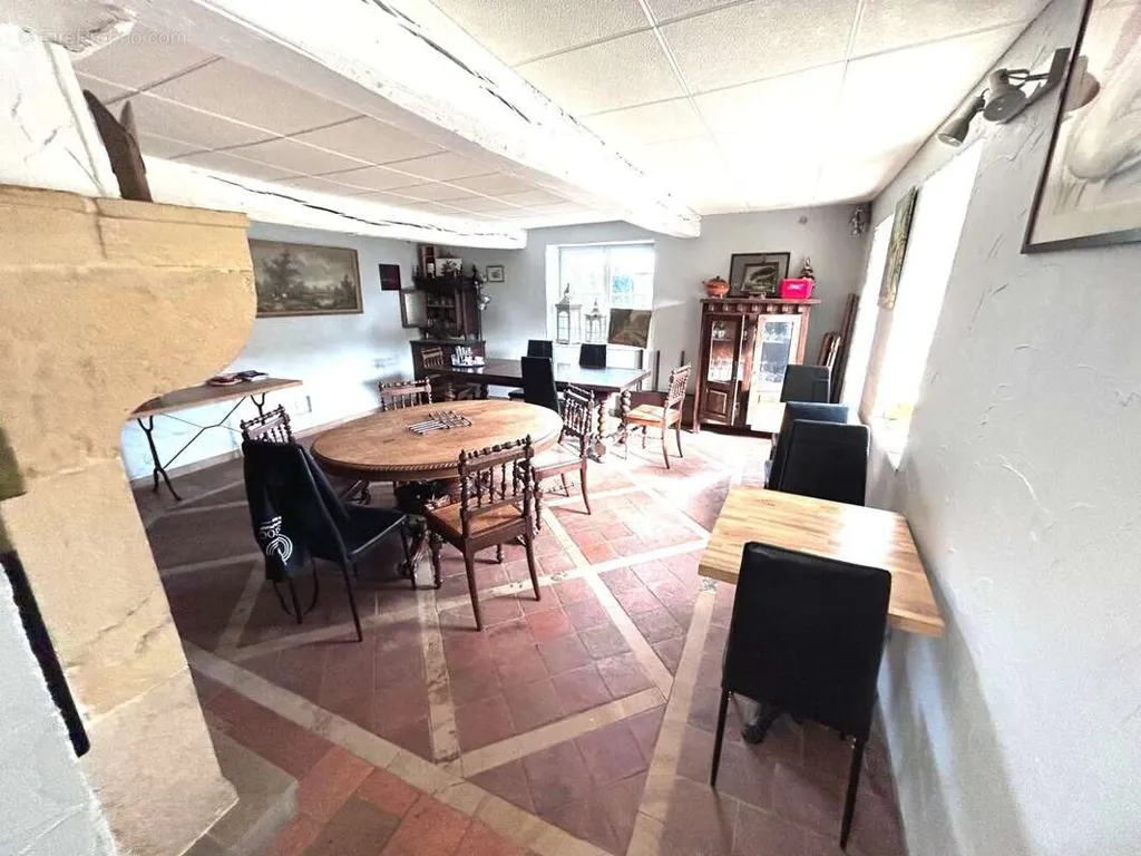 Söögituba - Mixed-Use Property with Commercial Space in Fleury-La-Montagne