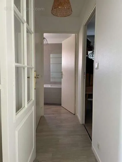 Esik - 3-Bed Flat with West Terrace in Vannes