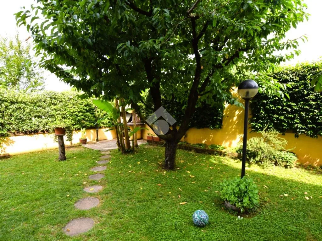 Giardino - Villa with Private Garden in Cassina De' Pecchi