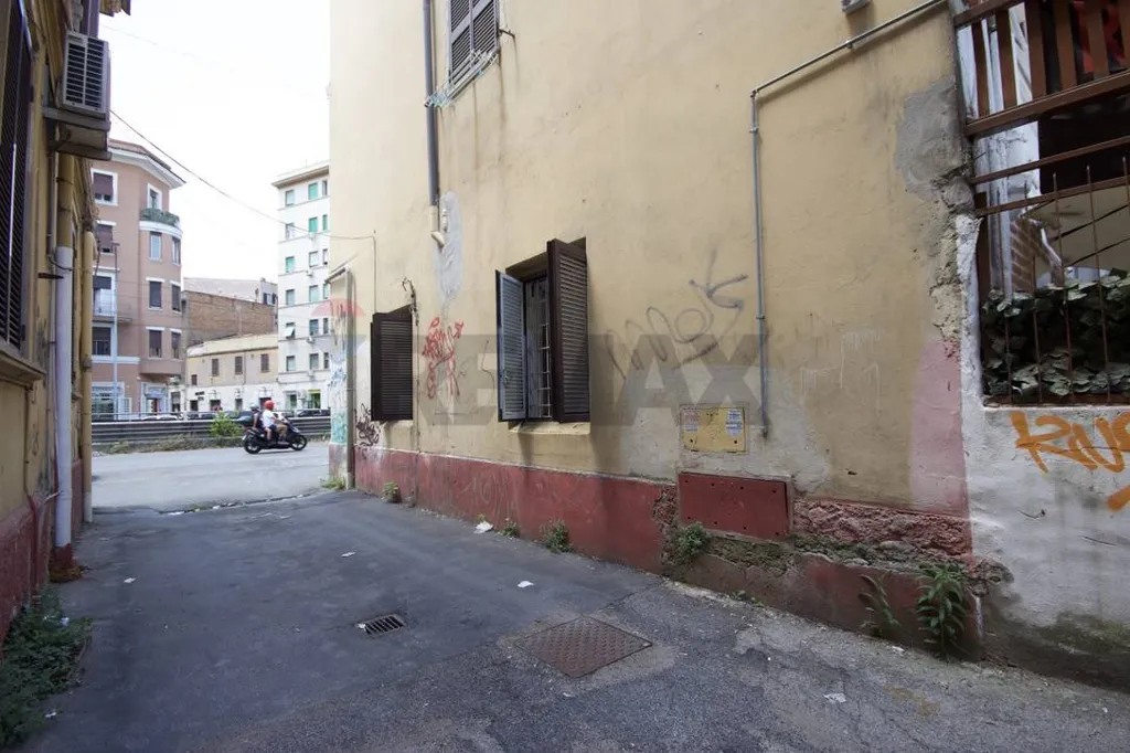 Garden - Commercial Unit with High Street Visibility in Rome