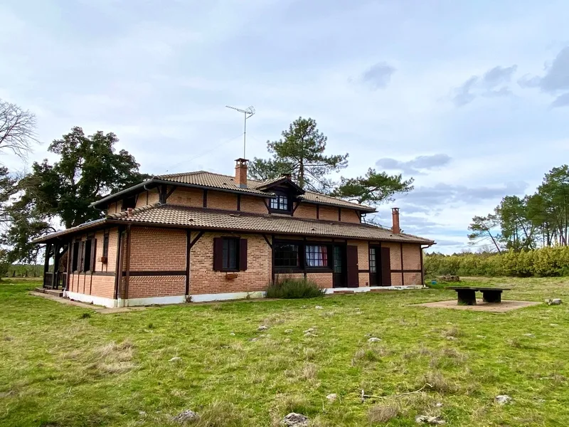 Esterno - Extensive Estate with Pool in Escource