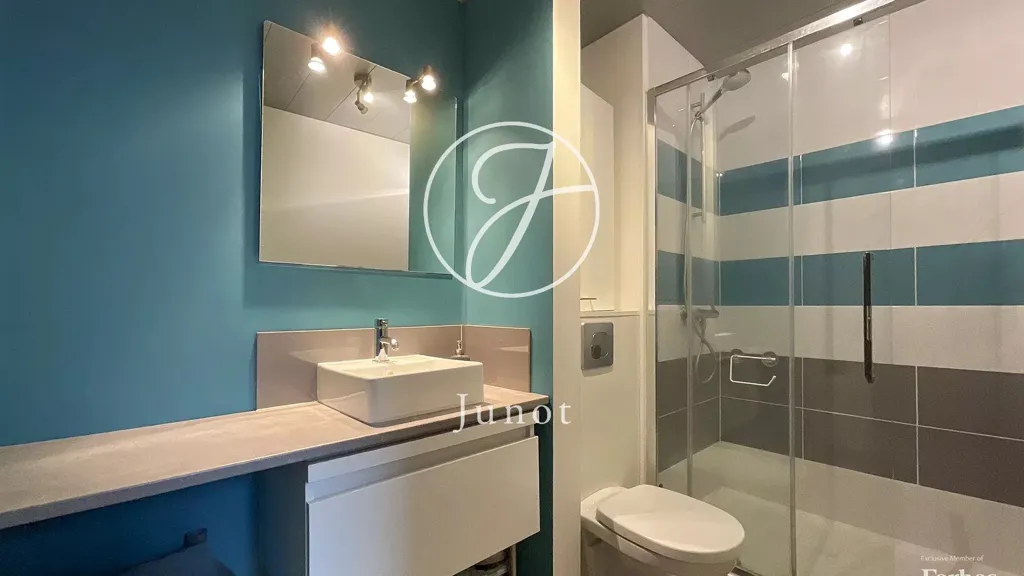 Salles de bain - Maison avec Terrasses et Bureaux à Chéreng