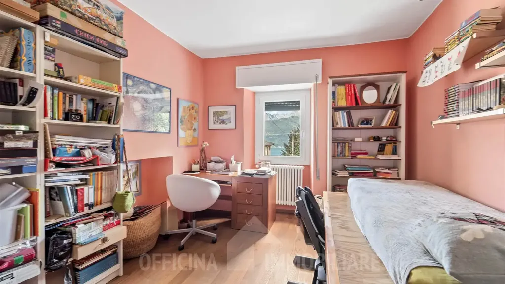 Bureau - Panoramic Villa with Lake View in Colico