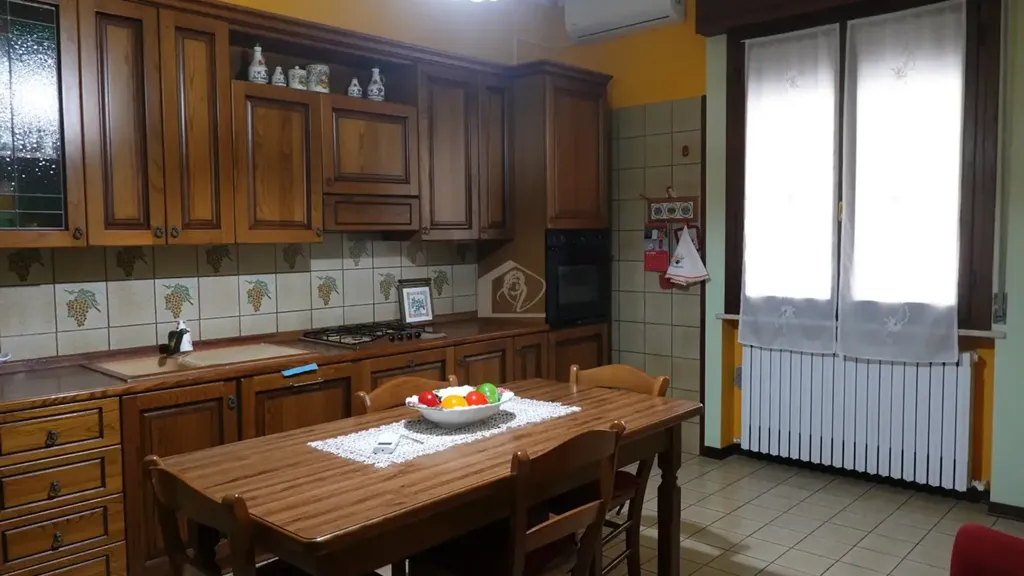 Salle à manger - Semi-detached Apartment with Garden in Suzzara