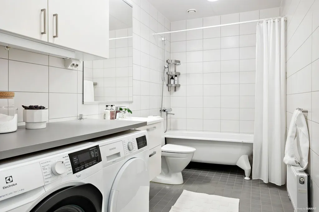Salles de bain - Three-Storey Flat with Balcony in Hököpinge
