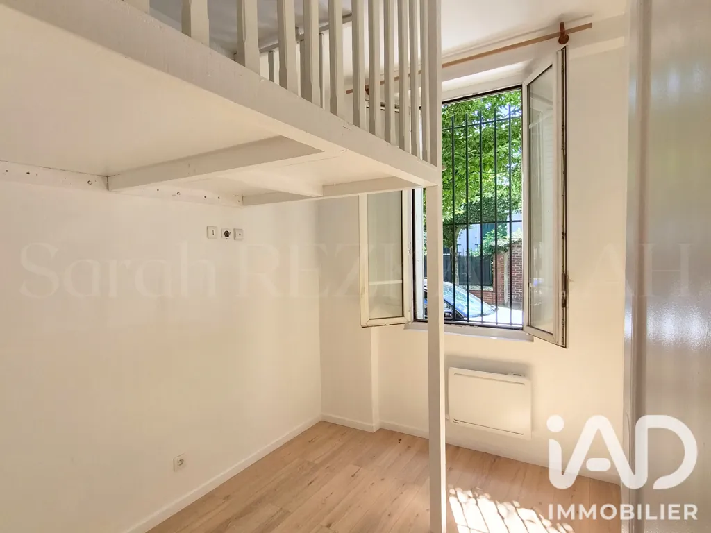 Bedrooms - Renovated 3-Bed Flat near Bondy Station