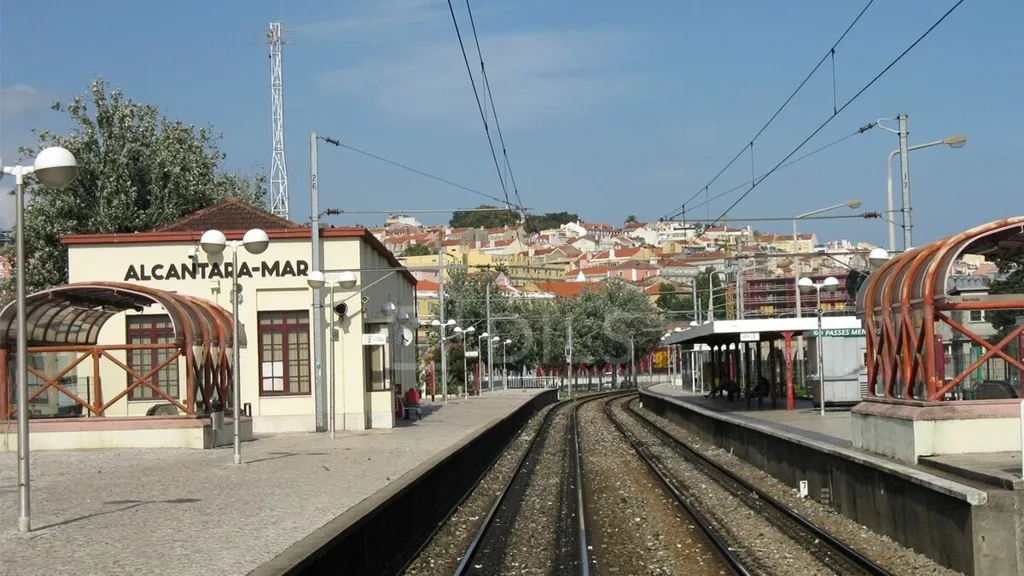 T2 Apartment with Balcony in Alcântara, Lisbon
