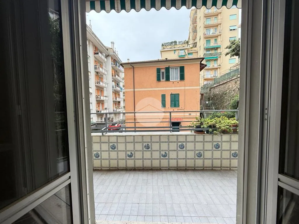 Rõdu - Spacious Flat with Balcony in Genoa