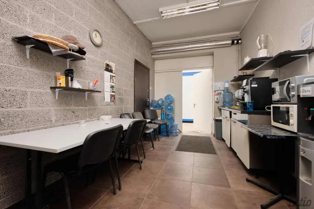 Toad - Commercial Space with Extensive Asfaltēta Area in Riga