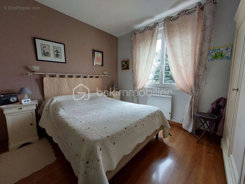 Chambres - Maison Traditionnelle avec Piscine sur Parcelle Arborée à Proximité